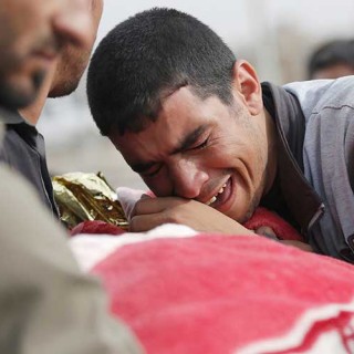 Hombre llora sobre su bebé muerto en Mosul