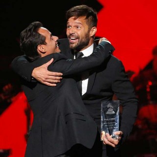 Ricky Martin entrega premio a Marc Anthony
