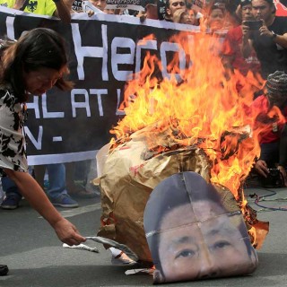 Queman imagen del ex dictador filipino Ferdinand Marcos