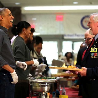 Barack Obama cirve la cena de acción de gracias