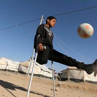 El niño iraquí juega en Erbil