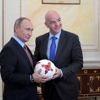 Putin recibe el balón de la Copa Confederaciones