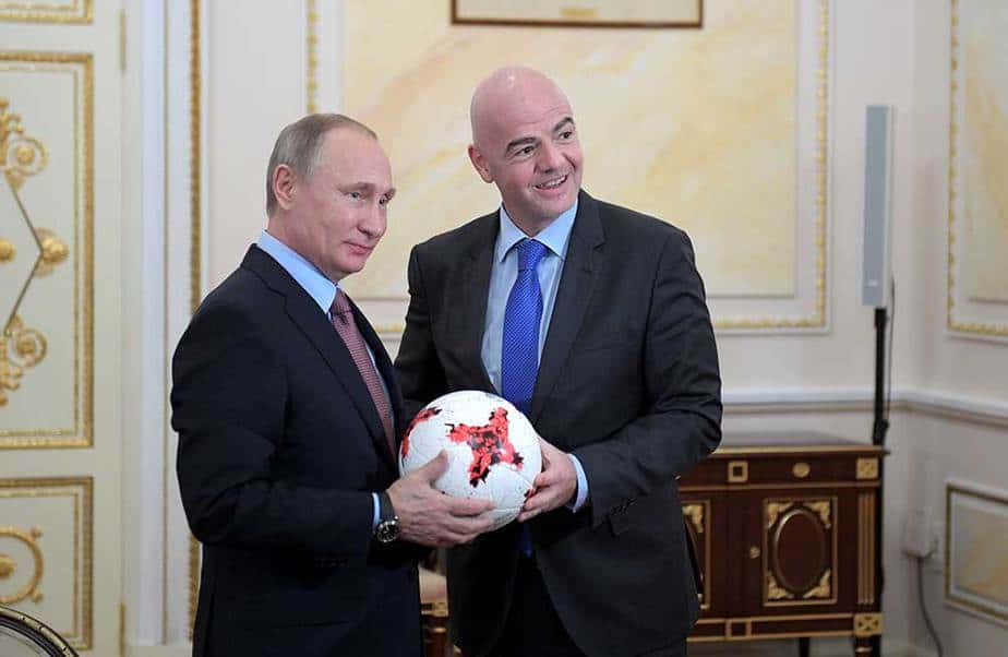 Putin recibe el balón de la Copa Confederaciones