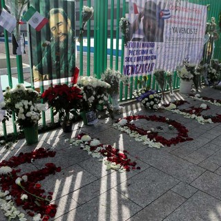 Flores y fotos de Fidel Castro a las afueras de la Embajada de Cuba en Ciudad de México,