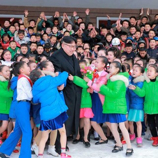Kim Jong con niños en Samjiyon