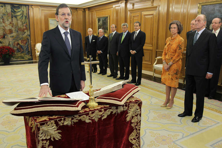 Jura de Rajoy en 2011 ante el Rey Juan Carlos I. FOTO: Reuters