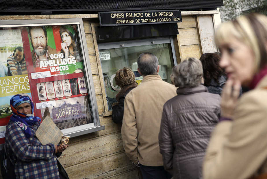Colas en un cine de Madrid. FOTO: Reuters