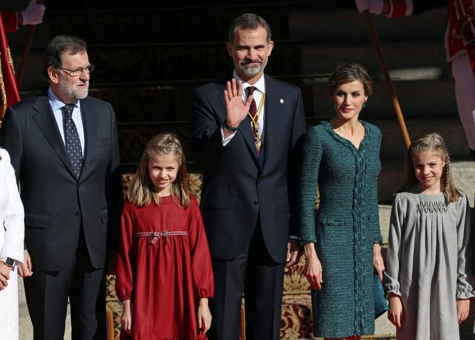 El Rey, la reina y las infantas, con Mariano Rajoy. FOTO: Reuters