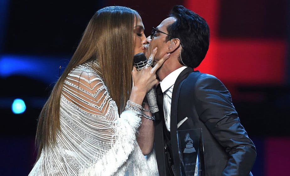 Jennifer López besa a Marc Anthony en los Latin Grammy