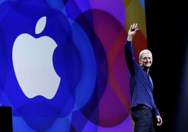 Apple CEO Tim Cook waves as he arrives on stage to deliver his keynote address at the Worldwide Developers Conference in San Francisco, California, United States June 8, 2015.  REUTERS/Robert Galbraith
