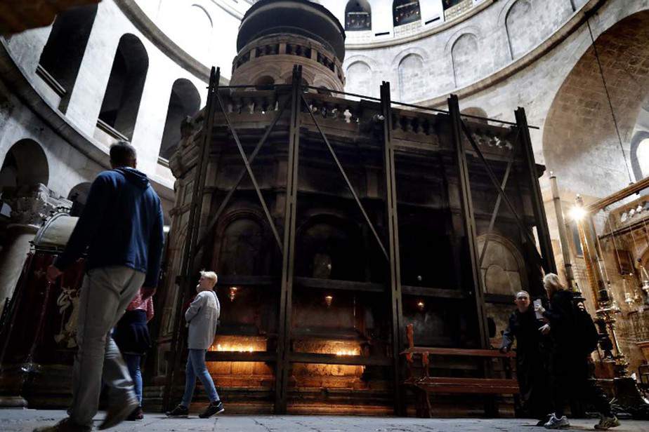Christian worshippers walk past the Tomb of Christ, where according to Christian belief the body of Jesus was laid after his death, inside the Church of the Holy Sepulchre in the Jerusalem's Old City, on March 23, 2016. 
The Churches of the Holy Land announced they will begin the restoration of the seriously dilapitated Tomb of Christ, in the Church of the Holy Sepulchre in Jerusalem in a few weeks. / AFP / THOMAS COEX