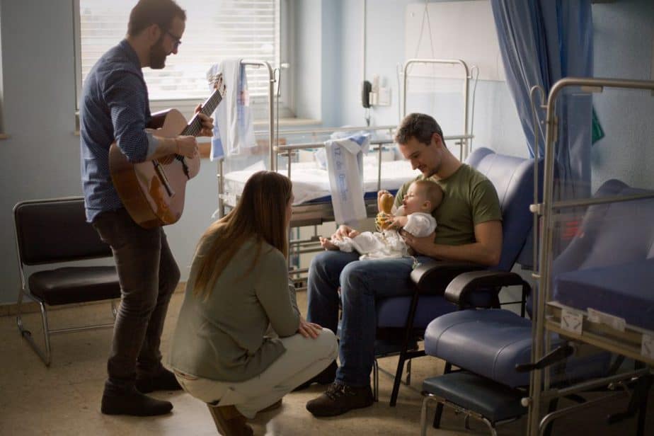 Musicoterapia en un hospital de Madrid. FOTO: Ayuntamiento de Madrid