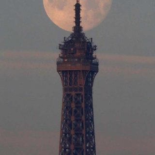 La Luna se pone sobre la Torre Eiffel