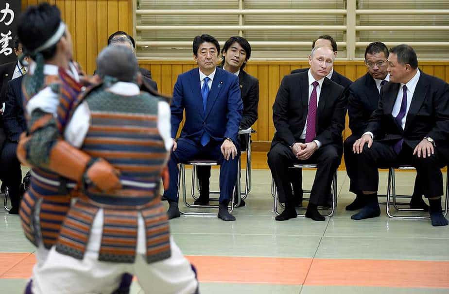 Vladimir Putin y el primer ministro japonés Shinzo Abe