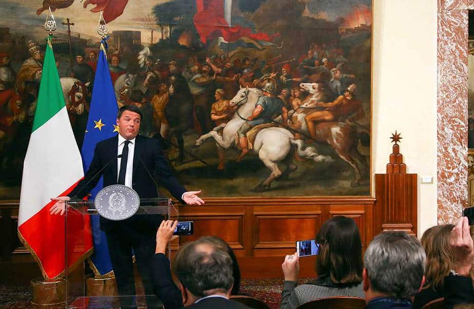El primer ministro italiano Matteo Renzi presenta su renuncia tras un referéndum sobre la reforma constitucional en el palacio Chigi, en Roma. REUTERS