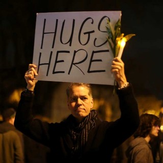 Ofrecem abrazos tras tragedia en Oakland