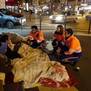 Protección Civil Francia ayuda a personas sin hogar