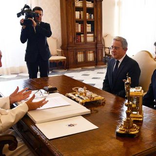 EL presidente de Colombia, Juan Manuel Santos y el ex mandatario, Álvaro Uribe en una reunión con el Papa Francisco. Reuters