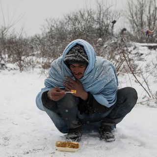 inmigrante bajo el frío en Serbia