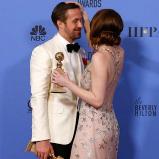 Ryan Gosling y Emma Stone con sus Golden Globe