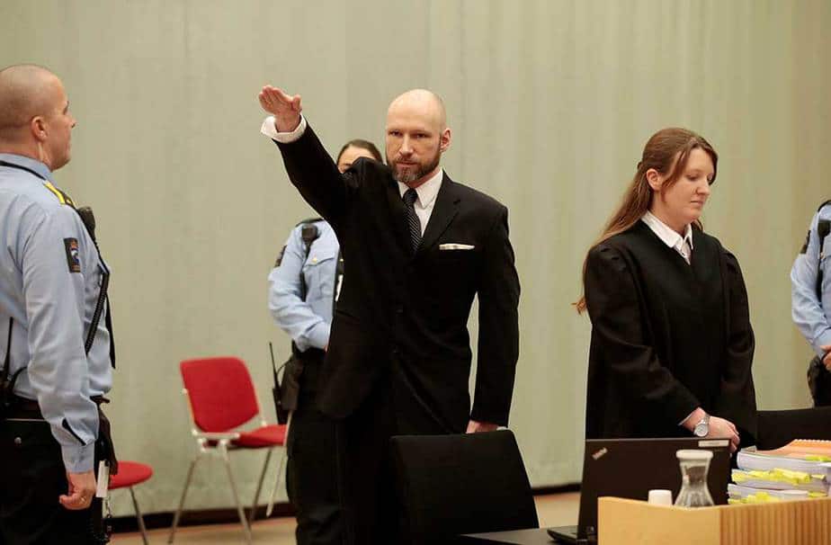 Anders Behring Breivik hace el saludo Nazi