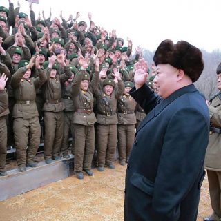 El líder de Corea del Norte Kim Jong Un inspecciona una subunidad militar en Pyongyang . Reuters