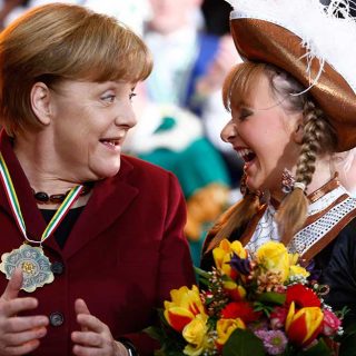 La canciller alemana Angela Merkel y Sarah Philips Carnaval