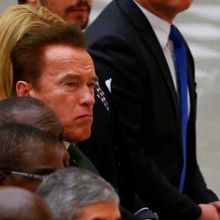 Arnold Schwarzenegger ve al papa Francisco