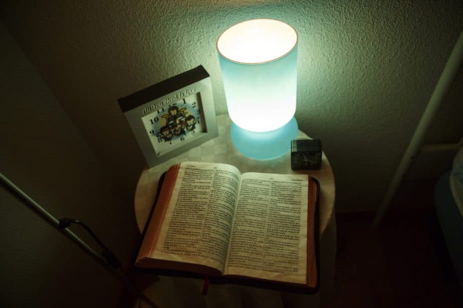 Luz y biblia. FOTO: Reuters
