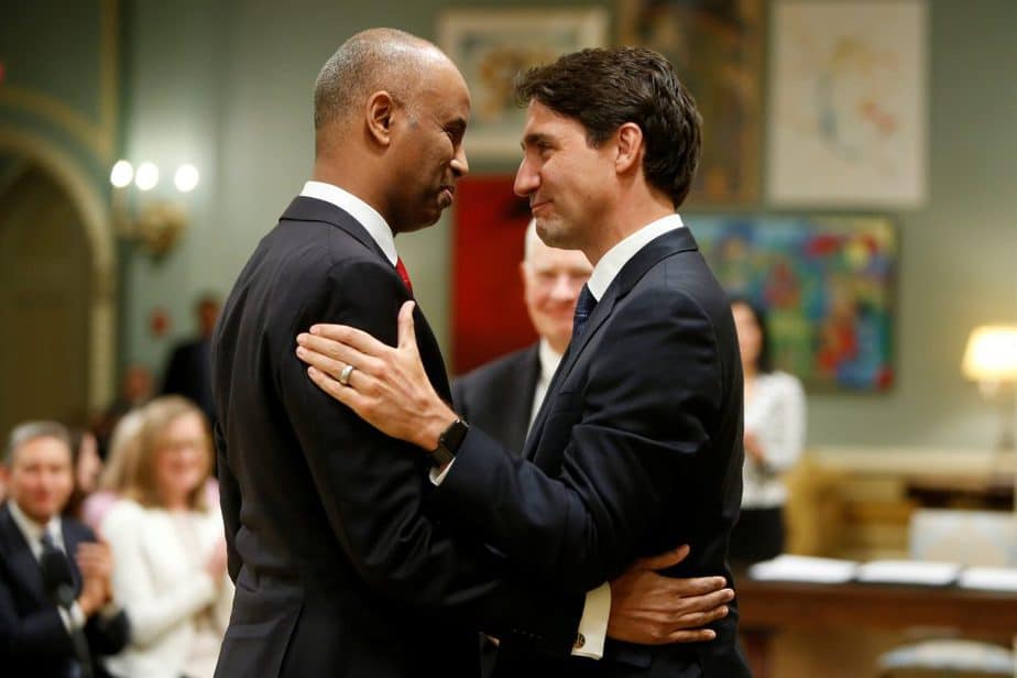 El primer ministro de Canadá, Justin Trudeau, felicita a Ahmed Hussen. FOTO: Reuters