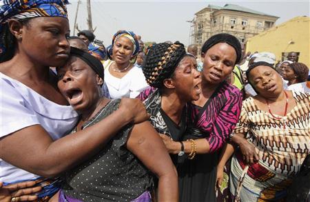 Women weep over their loved ones who died in the Christmas day bomb explosion at St. Theresa's Catholic church in Madalla, just outside the capital Abuja December 31, 2011.  REUTERS/Afolabi Sotunde