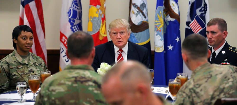 Donald Trump, con miembros del Ejército. FOTO: Reuters