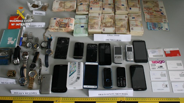 Efectos y dinero incautados por la Guardia Civil. FOTO: Guardia Civil