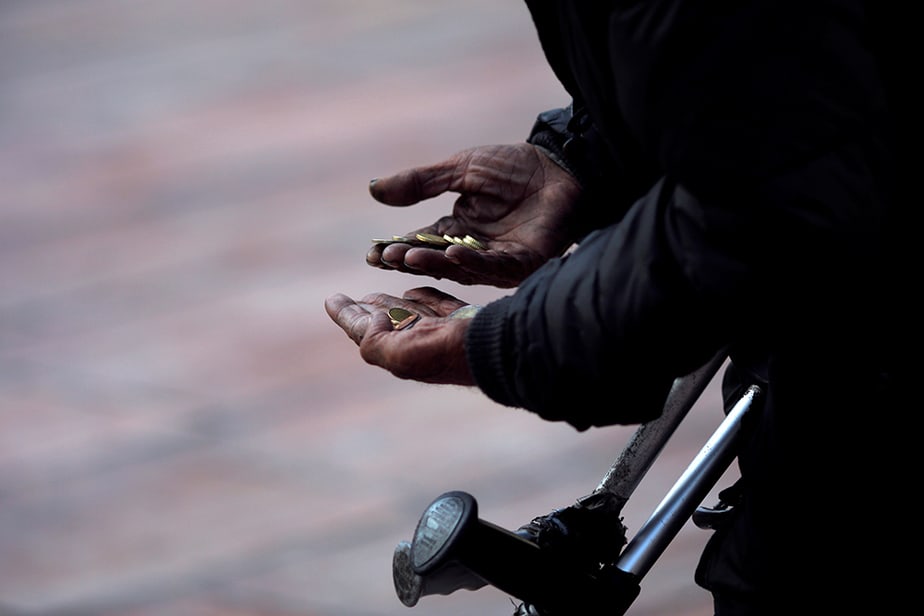 Mendigo, pobreza en España. FOTO: Reuters