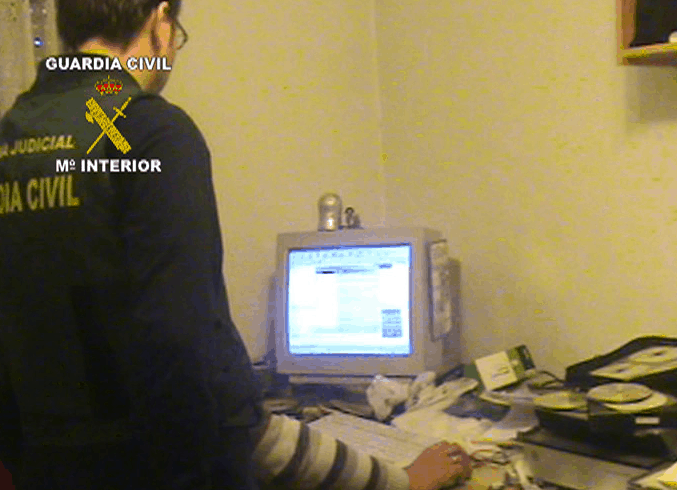 La Guardia Civil inspeccionando archivos de pornografía infantil. FOTO: Guardia Civil