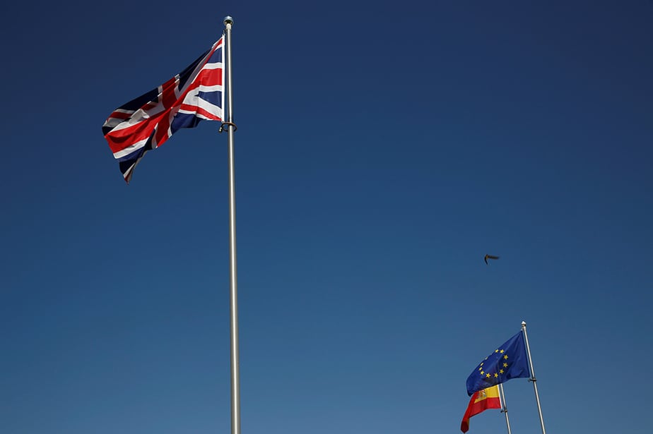 Bandera británica junto a la española y la europea. FOTO: Reuters