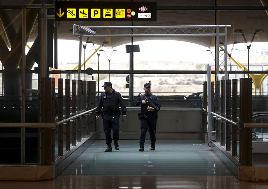 Agentes de la Policía en el Aeropuerto de Madrid-Barajas. FOTO: Reuters