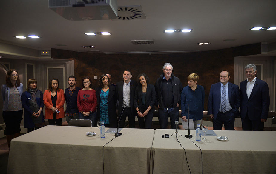 Representantes de los partidos vascos que han suscrito el manifiesto. FOTO: Reuters