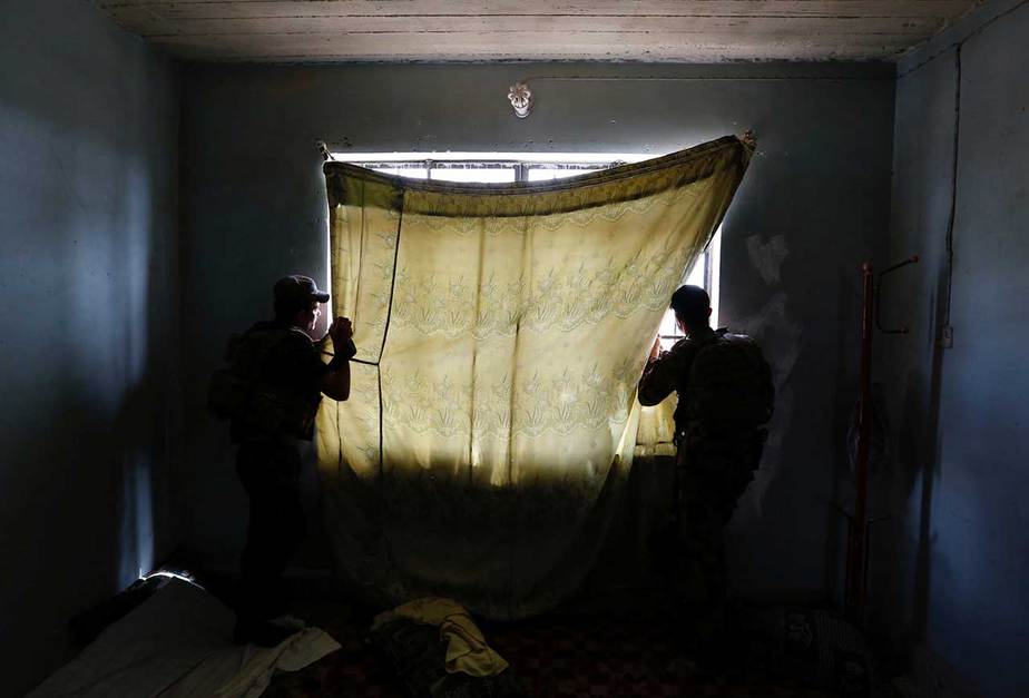 Los miembros del Servicio de Irak Contra el Terrorismo (CTS) dentro de las posiciones del ISIS durante los enfrentamientos en el oeste de Mosul, Irak, 15 de Mayo. REUTERS