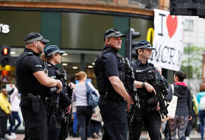 Policías armados en el centro de Mánchester. FOTO: Reuters