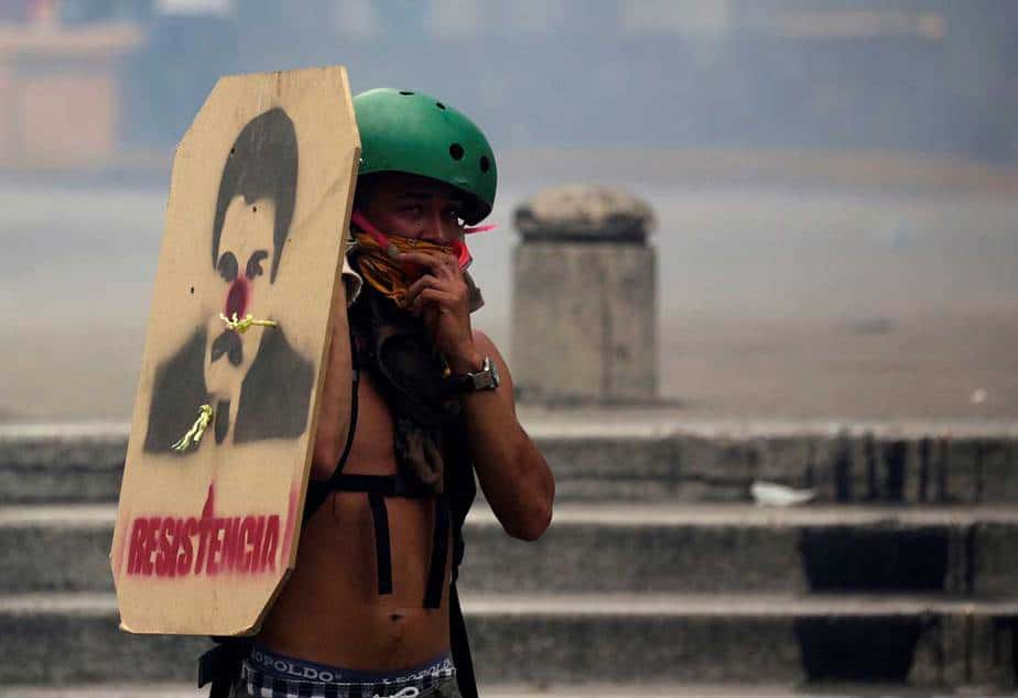 Los partidarios de la oposición chocan con las fuerzas de seguridad en las protestas contra Nicolas Maduro en Caracas, Venezuela. Reuters
