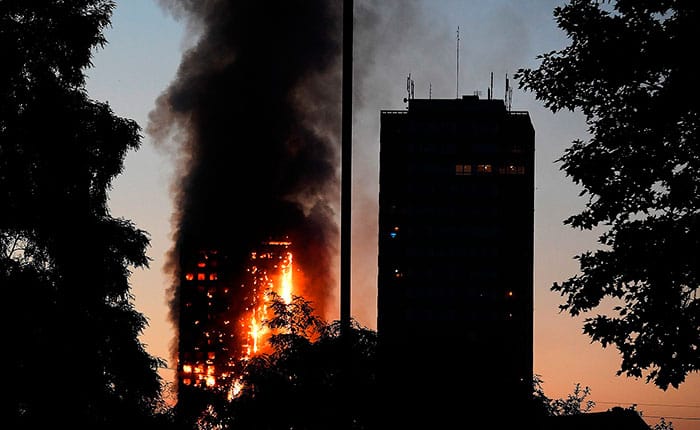 Incendio en la torre residencial Grenfell Tower de 24 plantas, en el oeste de la capital británica