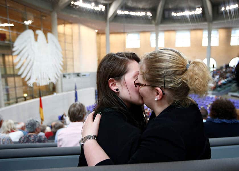 Pareja de lesbianas en el Parlamento alemán. FOTO: Reuters