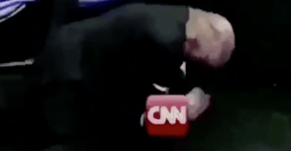 Donald Trump golpeando a la CNN.