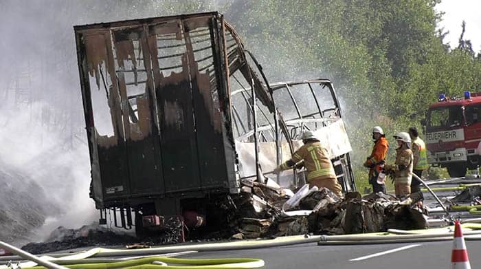 Accidente entre un camión y un autobús en Alemania. FOTO: Reuters