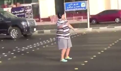 Las autoridades saudíes consideran una violación moral bailar la Macarena en público.