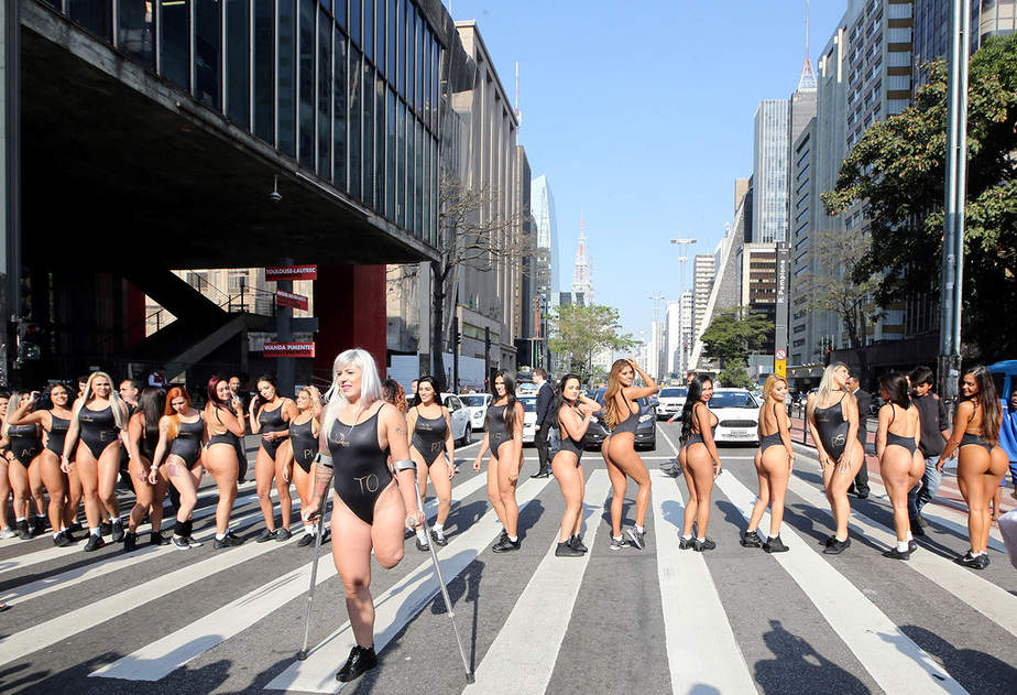 Miss BumBum Brasil 2017 concursantes posan en la avenida Paulista en el centro financiero de Sao Paulo, Brasil