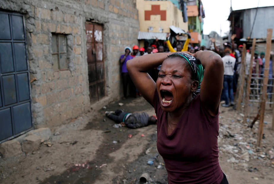 Una mujer gesticula mientras llora la muerte de un manifestante en Mathare, en Nairobi, Kenia