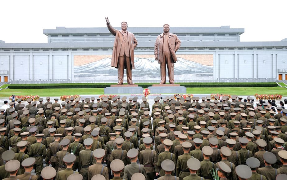 Los funcionarios del Ejército Popular Coreano (KPA) y las Fuerzas de Seguridad Interior del Pueblo Coreano (KPISF), civiles, escolares y niños visitaron las estatuas del Presidente Kim Il Sung y el líder Kim Jong Il
