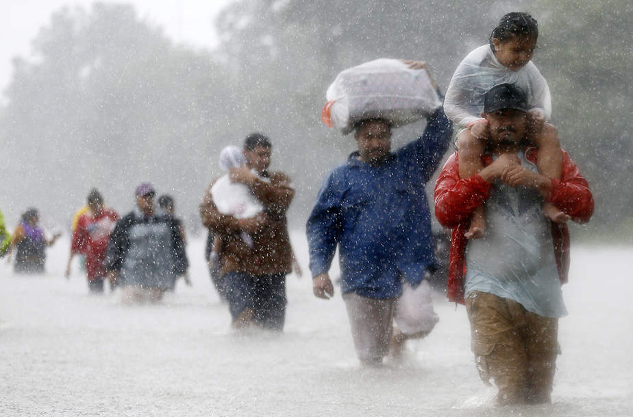 Los residentes caminan a través de las aguas de la tormenta tropical Harvey en el lugar de Beaumont, Houston, Tejas, los EEUU